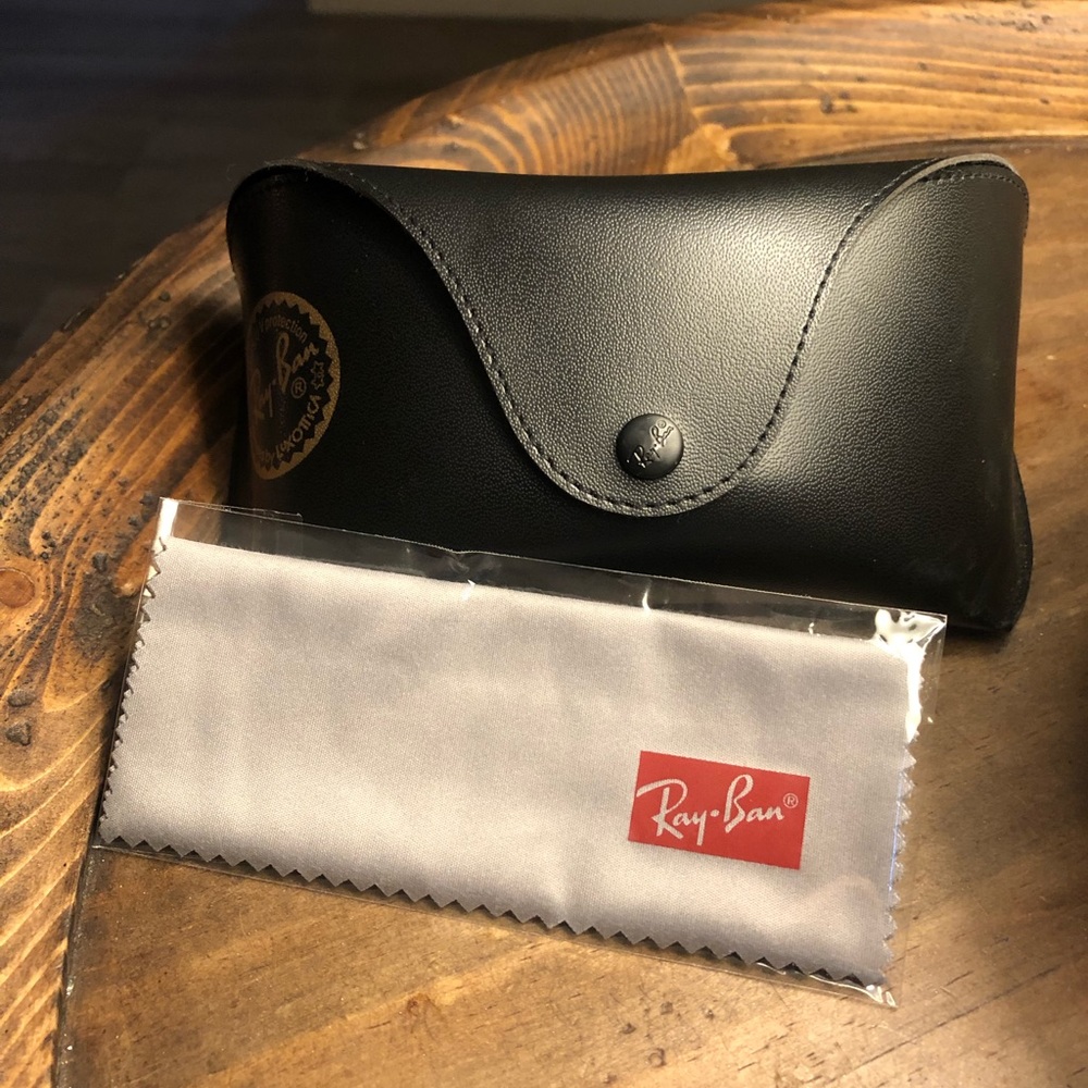 Ray Ban case and cloth